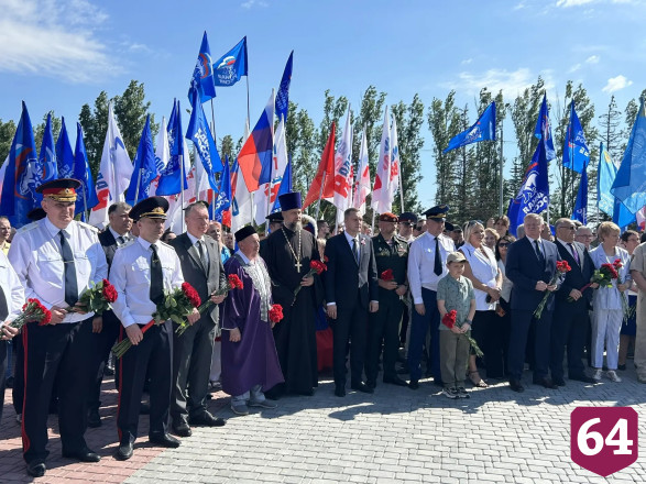 В парке Победы Саратова под гимн подняли флаг России